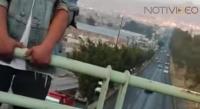 Policías de Morelia rescatan a una persona que pretendía lanzarse de un puente. 