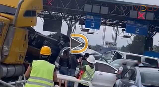 Tráiler se queda sin frenos y choca al menos 5 carros en caseta de Zinapecuaro