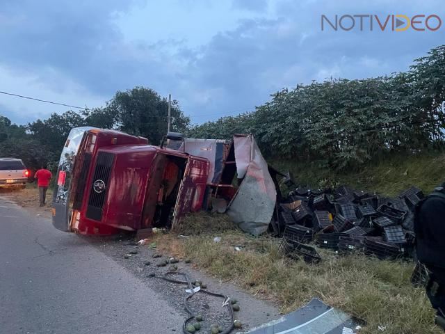 Vuelca camión aguacatero en “La Curva del Diablo”