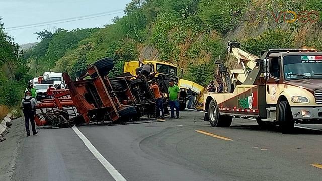 Vuelca tractocamión cerca de Santa Casilda