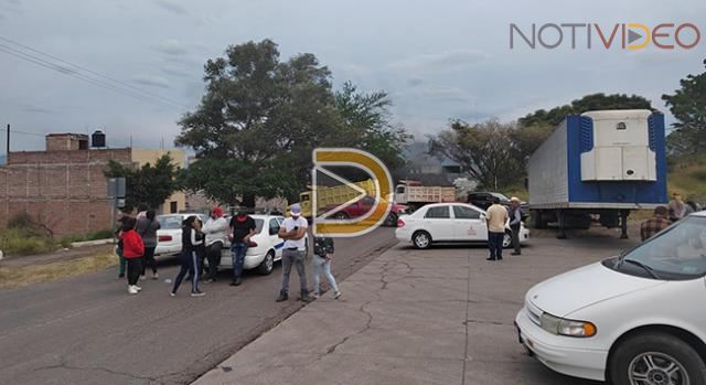 Reportan bloqueos carreteros en Michoacán