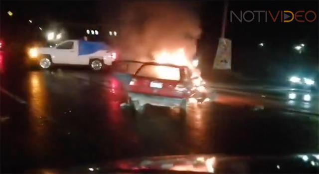 Se incendia auto en la carretera Morelia-Pátzcuaro 