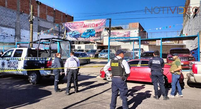 Suman 3 muertos tras tiroteo en lote de carros de Morelia