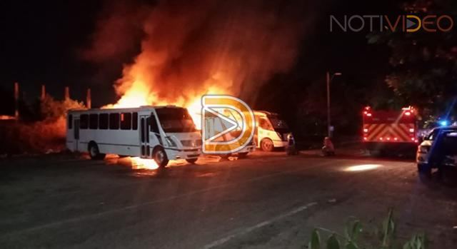 Delincuentes queman camiones de personal en Lázaro Cárdenas