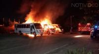 Delincuentes queman camiones de personal en Lázaro Cárdenas