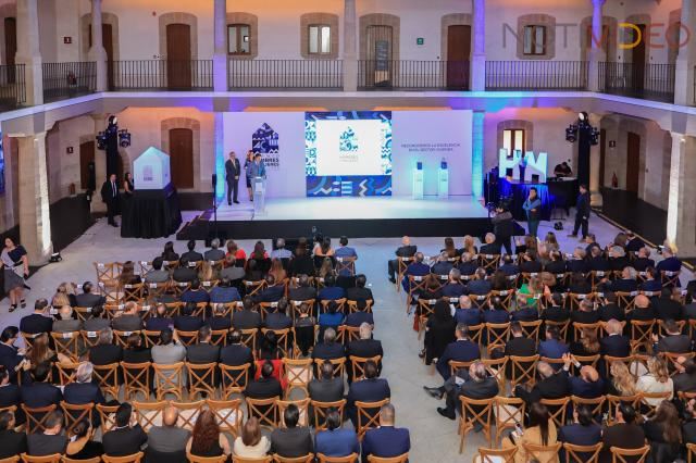 Otorgan premio nacional a Alfonso Martínez por impulso al desarrollo de la vivienda