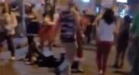 Hombre atropella a  jovencitas durante un caravana navideña
