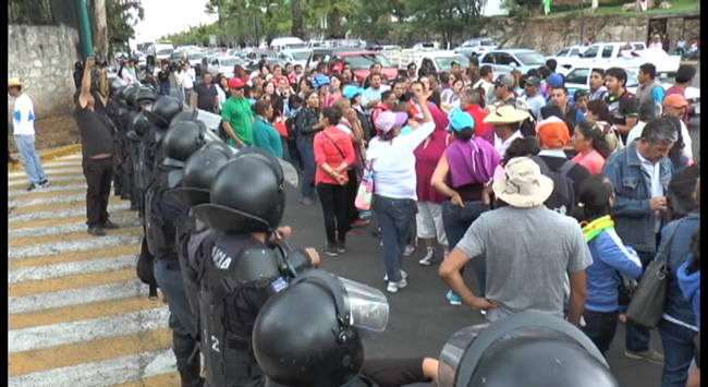Se manifiesta CNTE por presencia de Osorio Chong