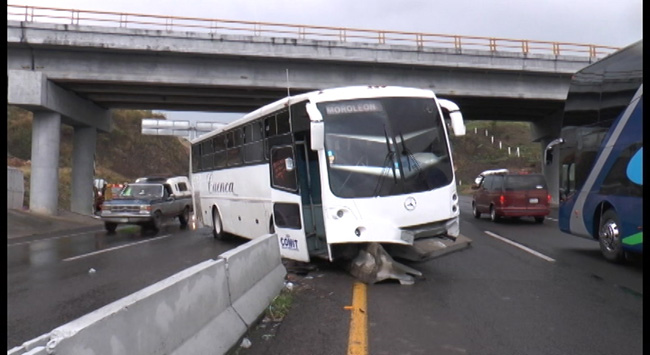 Choque de autobús deja 11 heridos